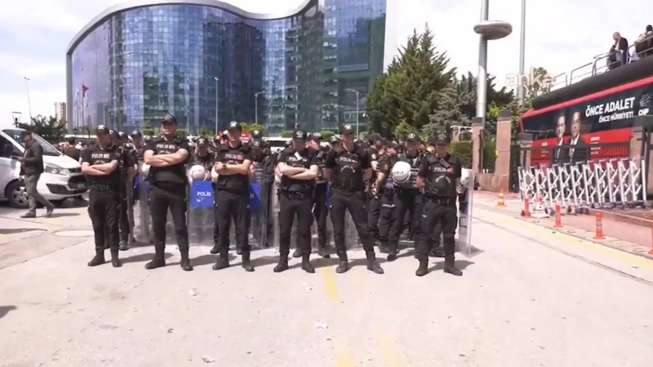 Valilik açıklaması sonrası CHP Genel Merkezi'nde polis hareketliliği