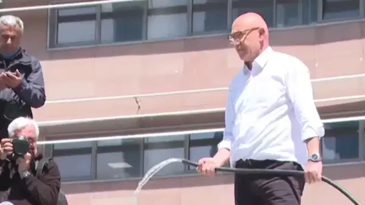 CHP Genel Merkezi'nde 'tahliye' gerginliği... Tanal, elinde hortumla çatıya çıktı