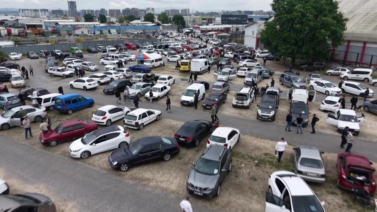 Bursa'da ikinci el otomobil pazarında Kurban Bayramı hareketliliği