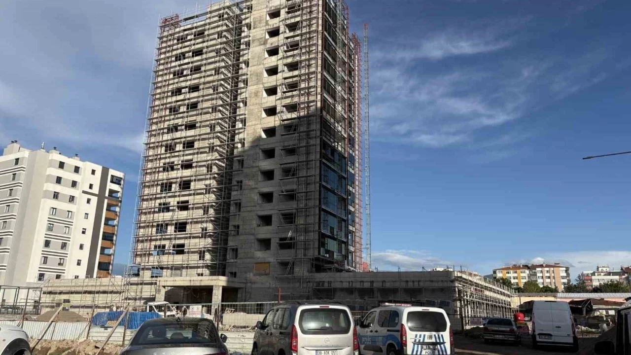 Yük asansöründeki mermer işçinin başına düştü
