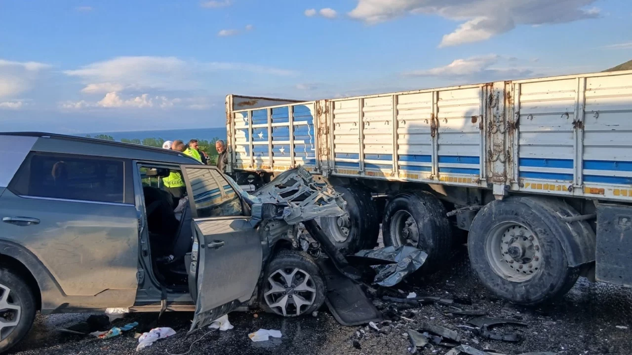 Tatvan-Van Karayolu'nda korkutan kaza: 1'i ağır olmak üzere6 yaralı