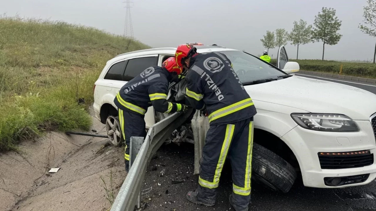 Bariyerlere saplanan lüks aracın sürücüsü öldü