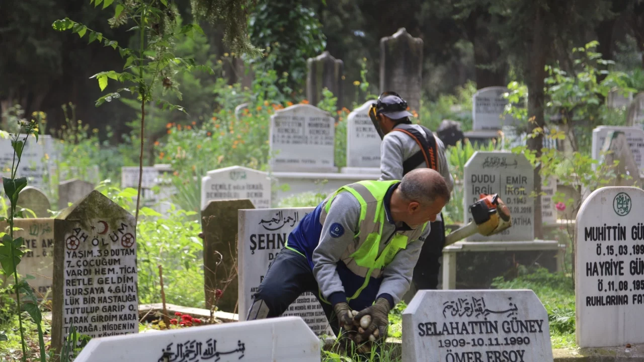 Bursa'da mezarlıklarda bayram hazırlıkları tamamlandı