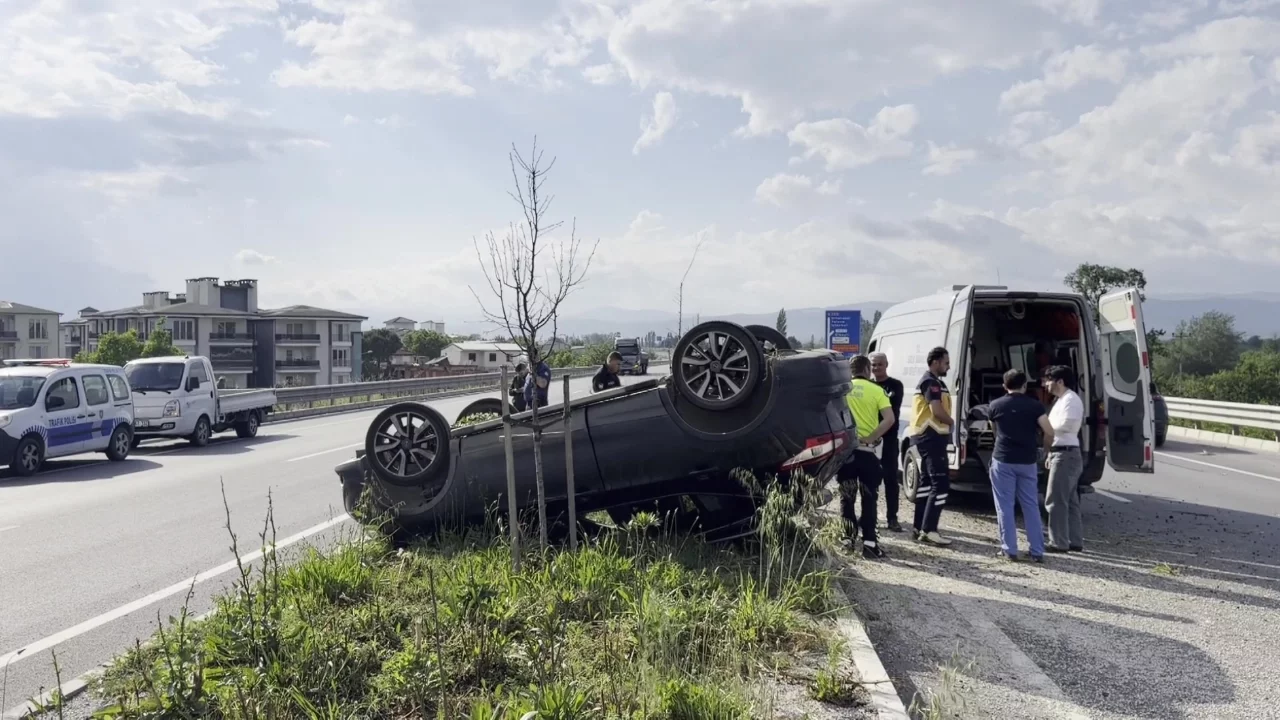 Bursa'da otomobil takla attı! 3 kişi yaralandı