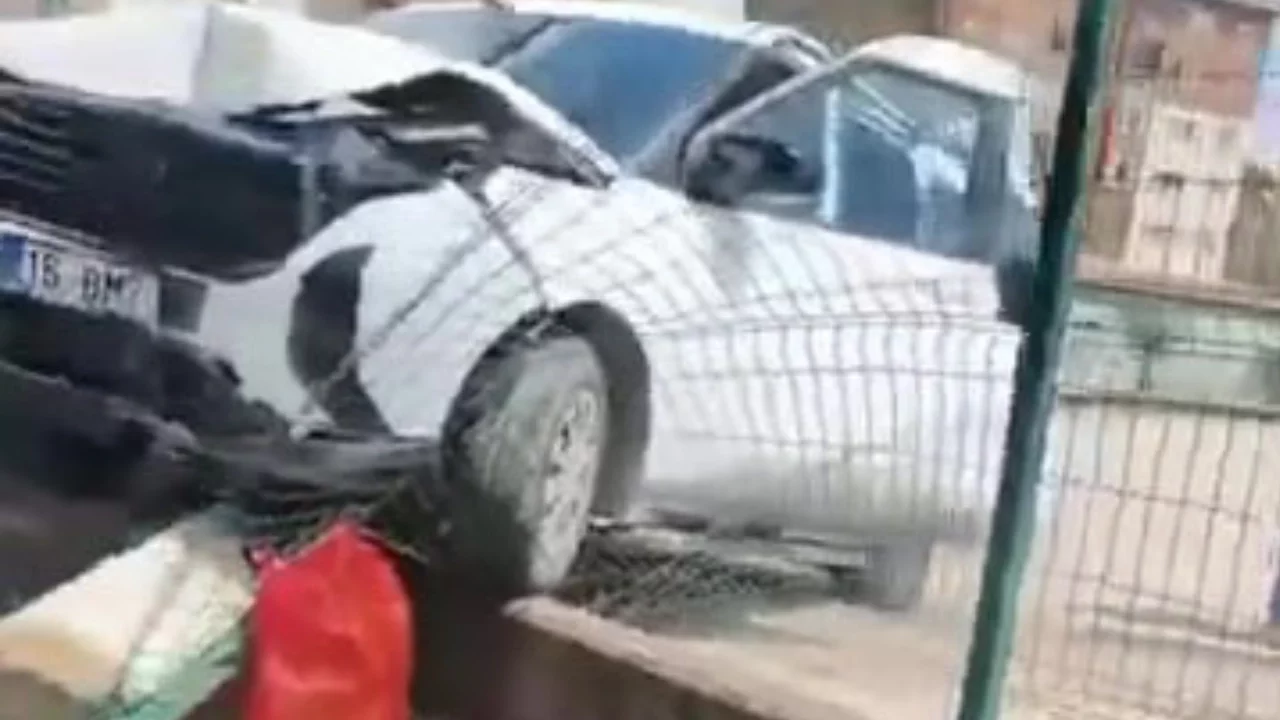 Bursa'da kontrolden çıkan otomobil okul duvarına girdi