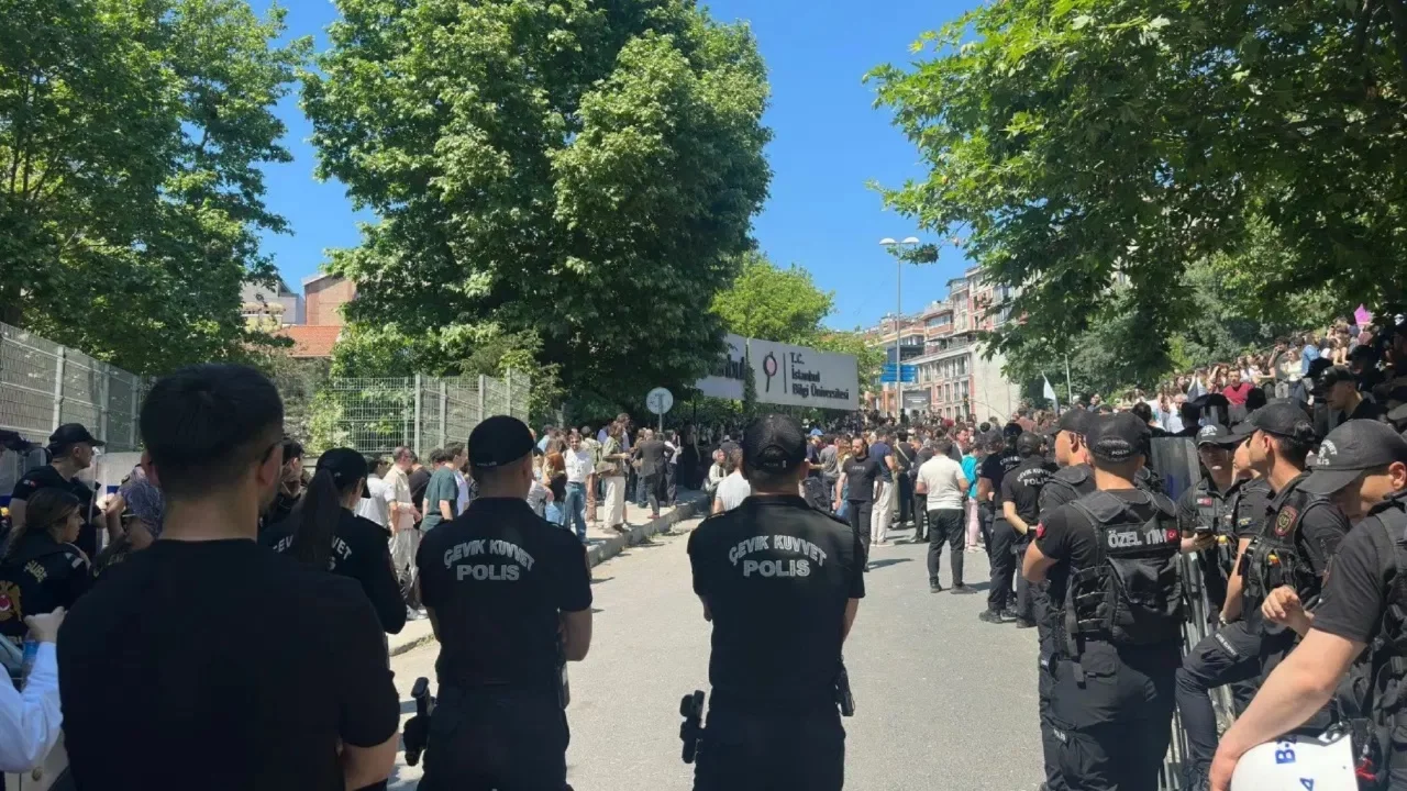 İstanbul Bilgi Üniversitesi yeniden açıldı|Öğrenciler ve akademisyenler: Direniş kazandı!