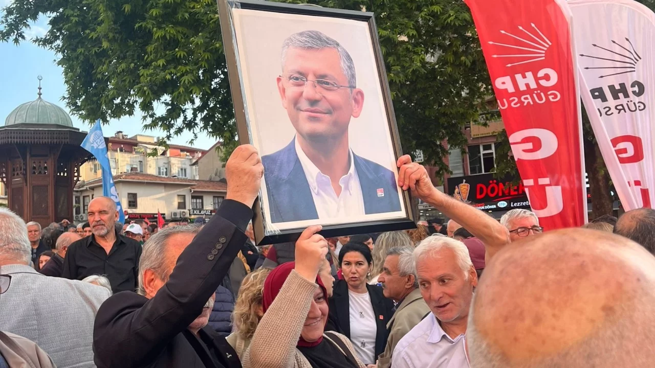 Bursa'da "mutlak butlan" protestosu: "Özgür Özel yalnız değildir"