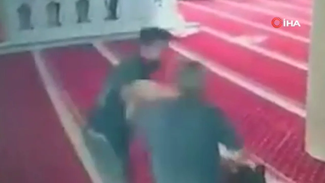 İstanbul'da camiyi temizleyen görevliye yumruklu saldırı kamerada