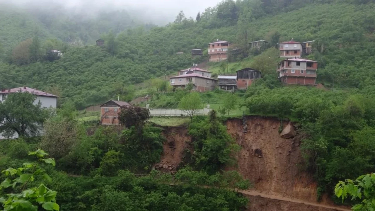 Giresun'da heyelan alarmı! Evler tahliye edildi, yol ulaşıma kapatıldı