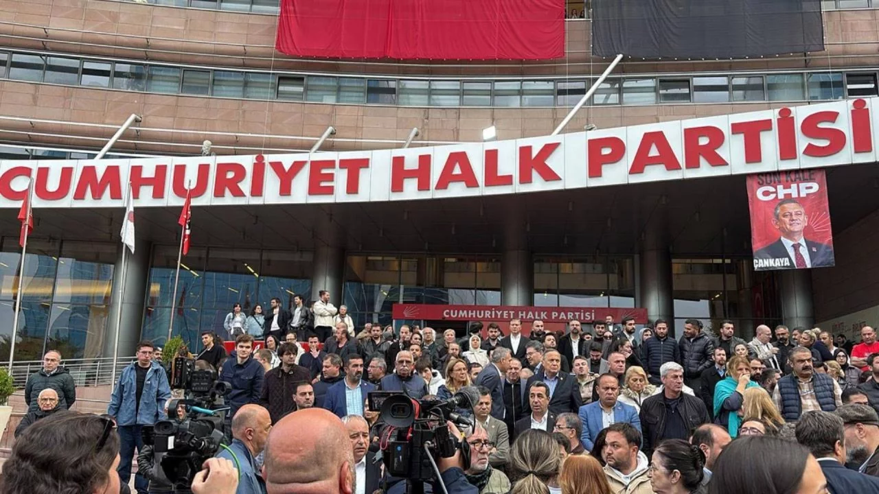CHP'nin iki il başkanlığının sosyal medya hesaplarına müdahale