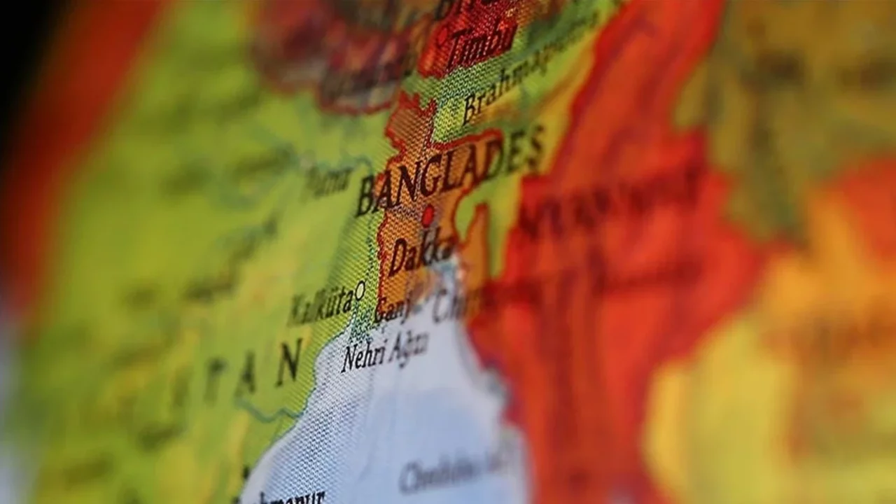 Bangladeş'te feci kaza! Kamyon devrildi: Çok sayıda ölü ve yaralı var