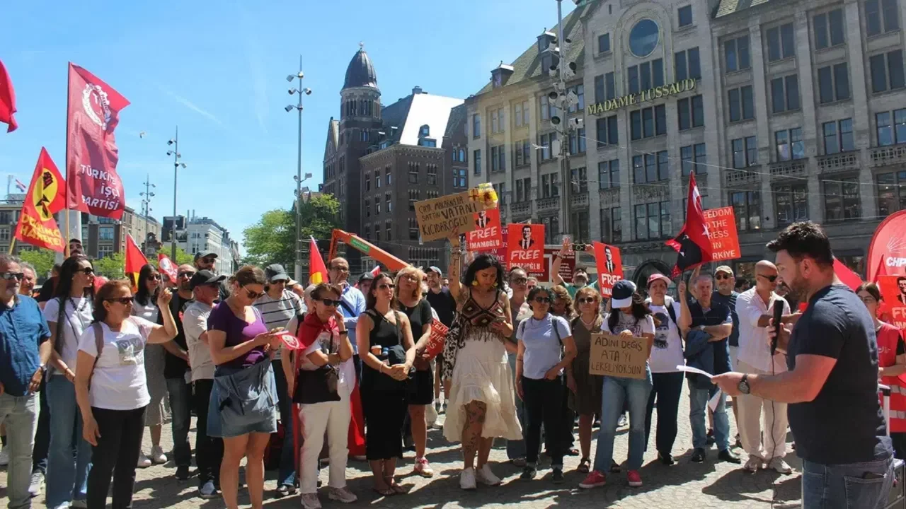 Hollanda'da CHP Kurultayı'nın iptaline karşı protesto