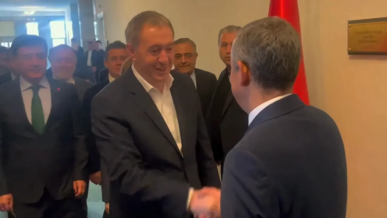 Tuncer Bakırhan ve Özgür Özel Meclis'te bir araya geldi