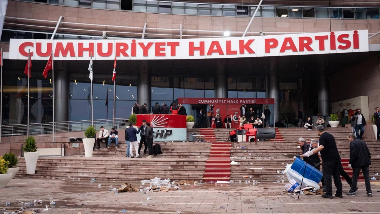 CHP Genel Merkezi'nde polis müdahalesinin izleri siliniyor