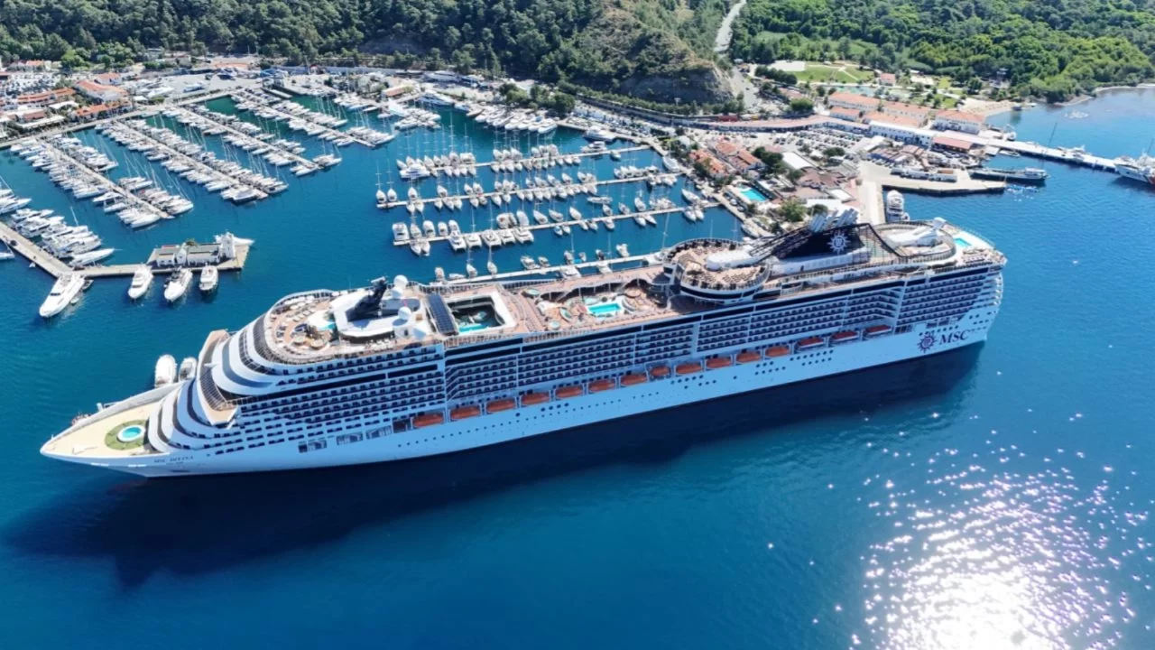 Marmaris'e kruvaziyerle 4 bine yakın turist geldi