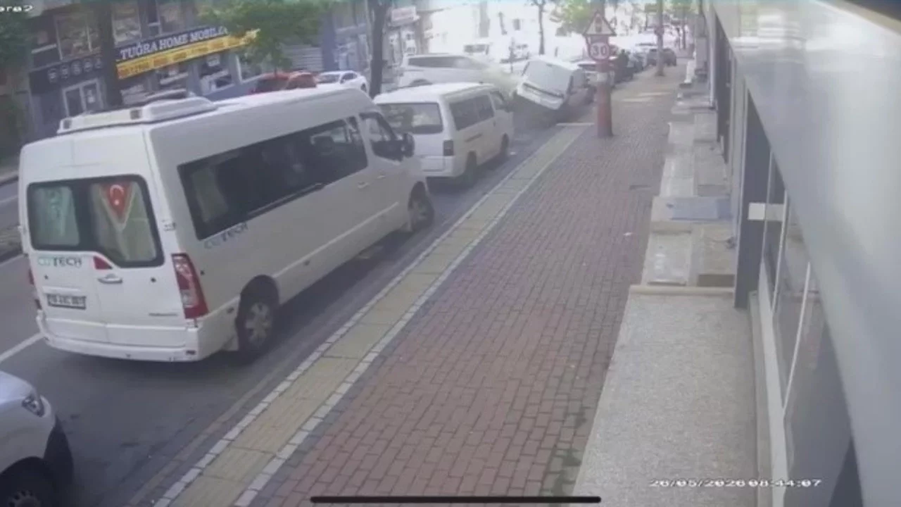 Bursa'da 6 araca çarpan araç takla atarak durabildi