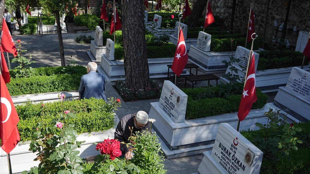 Bursa'da şehitlikte hüzünlü bayramlaşma