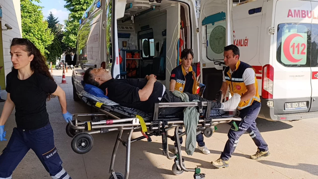 Bursa'da üzerine iş makinesi devrilen işçi yaralandı