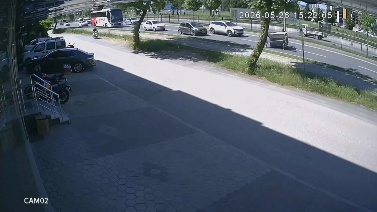 Bursa'da kamyonetten düşen demir kafes faciaya davetiye çıkardı