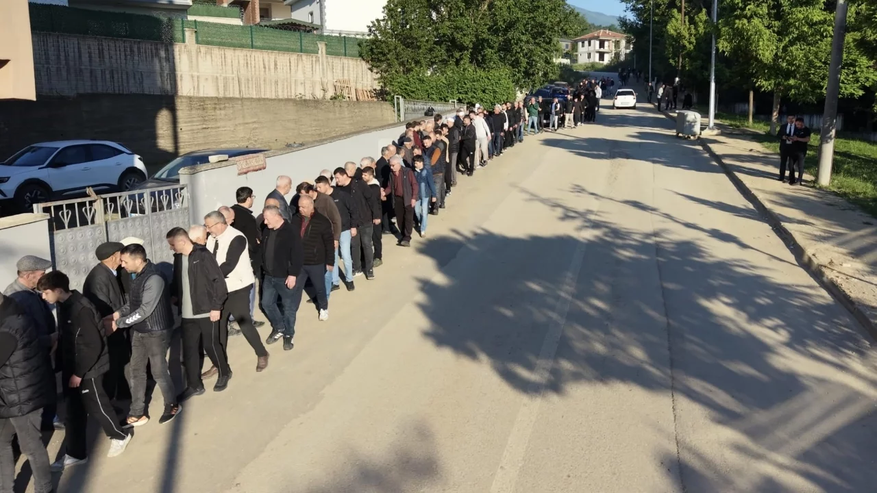 Bursa'da bayram namazı sonrası 1 kilometrelik bayramlaşma kuyruğu