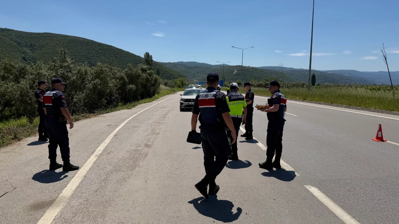 Bursa'da jandarmadan durdurduğu sürücülere ceza yerine çikolata