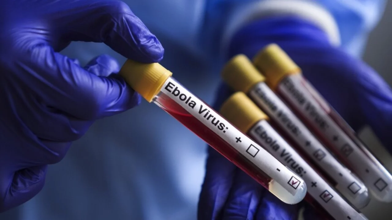 Ebola salgını alarmı: O ülke sınırı kapadı