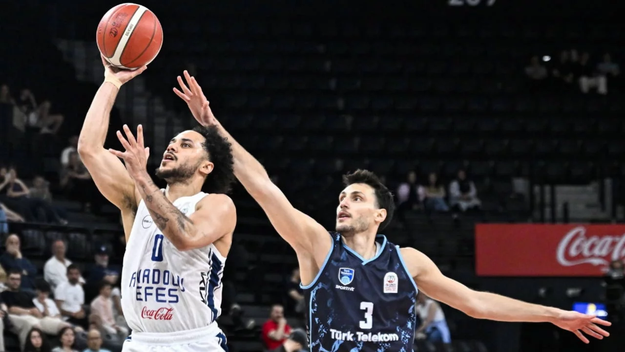 Anadolu Efes, Türk Telekom'u mağlup ederek çeyrek final serisinde öne geçti