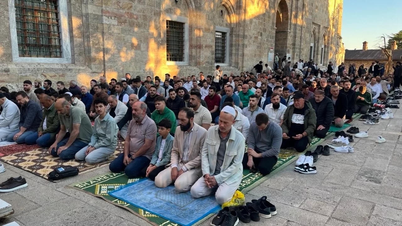 Bursalılar bayram namazında tarihi camilere akın etti