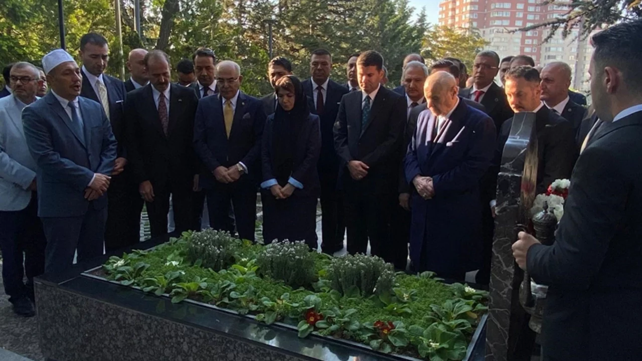 Bahçeli, Türkeş'in mezarını ziyaret etti