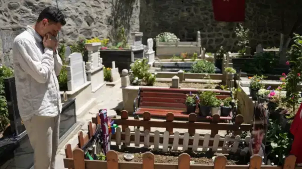 Mattia Ahmet Minguzzi'nin ailesi bayramda çocuklarının mezarını ziyaret etti