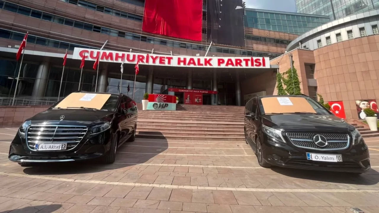 'Satılık haram araç' sergisine cevap geldi: İki araç da partinin parasıyla alındı, biri bizzat Kılıçdaroğlu tarafından kullanıldı