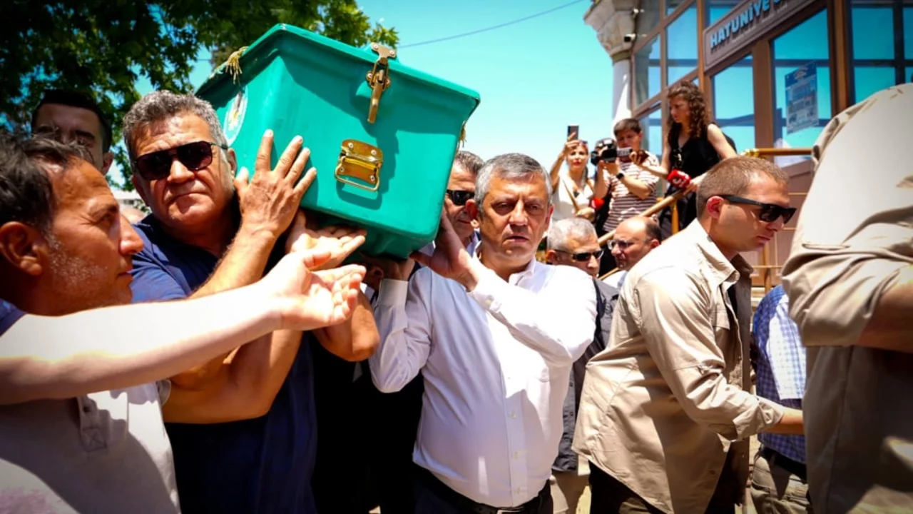 Özgür Özel'in amcası Necati Özel son yolculuğuna uğurlandı