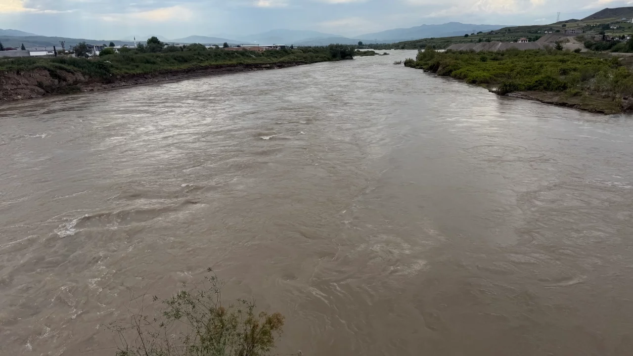 Tokat'ta ırmağa giren 2 genç akıntıya kapılarak kayboldu