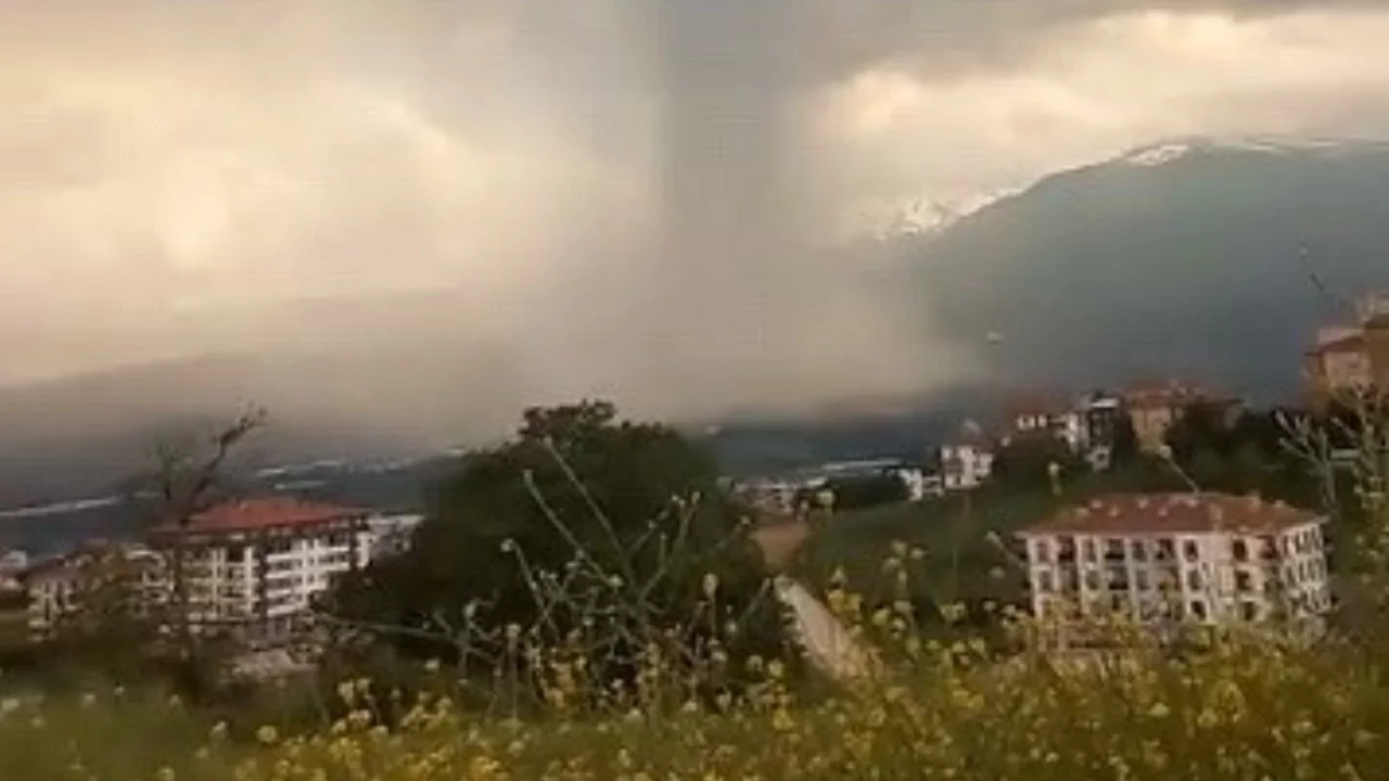 Bursa'da sağanak etkili oldu, yollar göle döndü