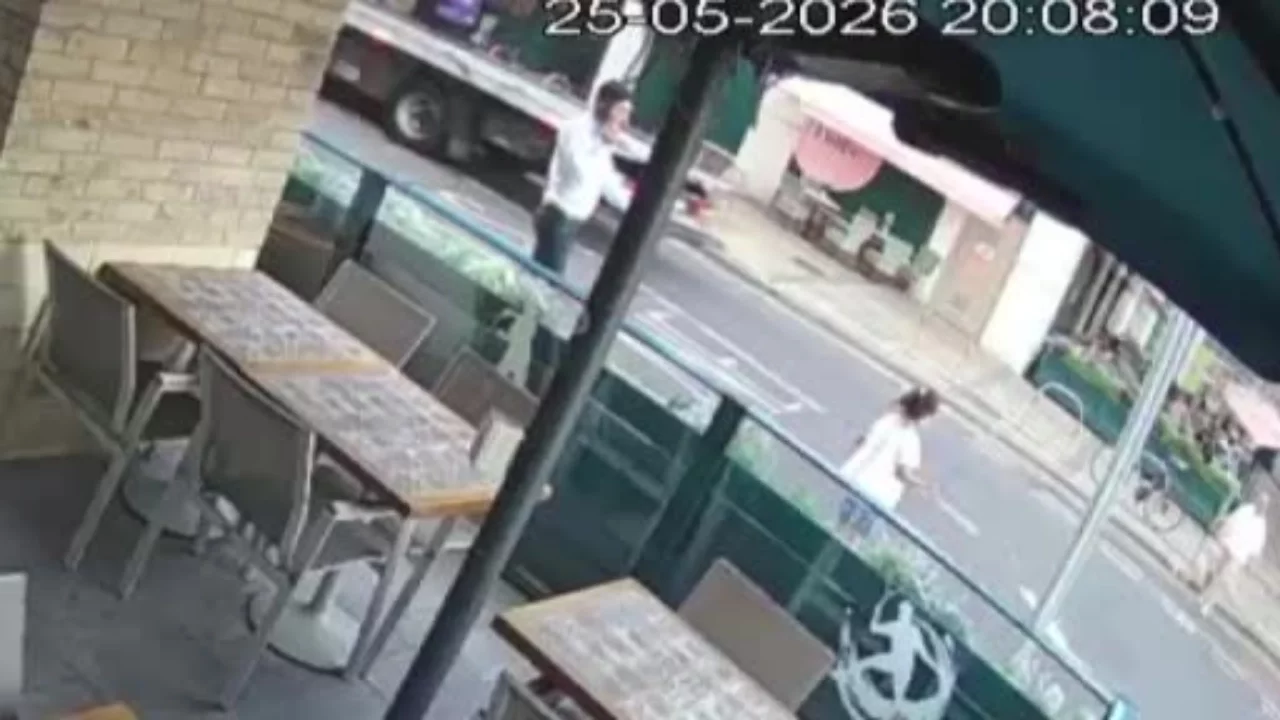 Londra Türk restoran müdürü motosikletin önüne atlayarak kız çocuğunu kurtardı