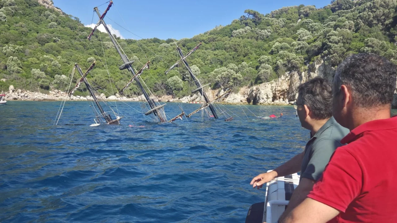 Marmaris'te gezi teknesi battı, yolcular tahliye edildi