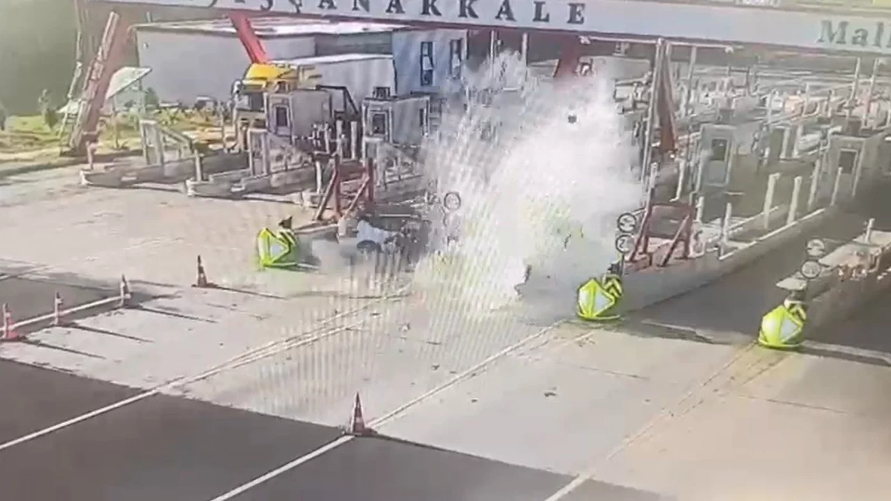 Tekirdağ'da Çanakkale otoyolu gişelerinde otomobil bariyere çarptı: 1 ölü, 1 yaralı