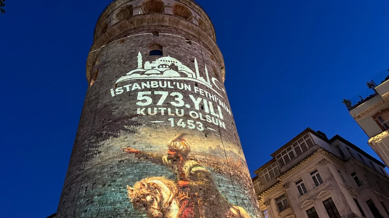 Galata Kulesi'nde İstanbul'un fethinin 573. yıl dönümün özel ışık gösterisi