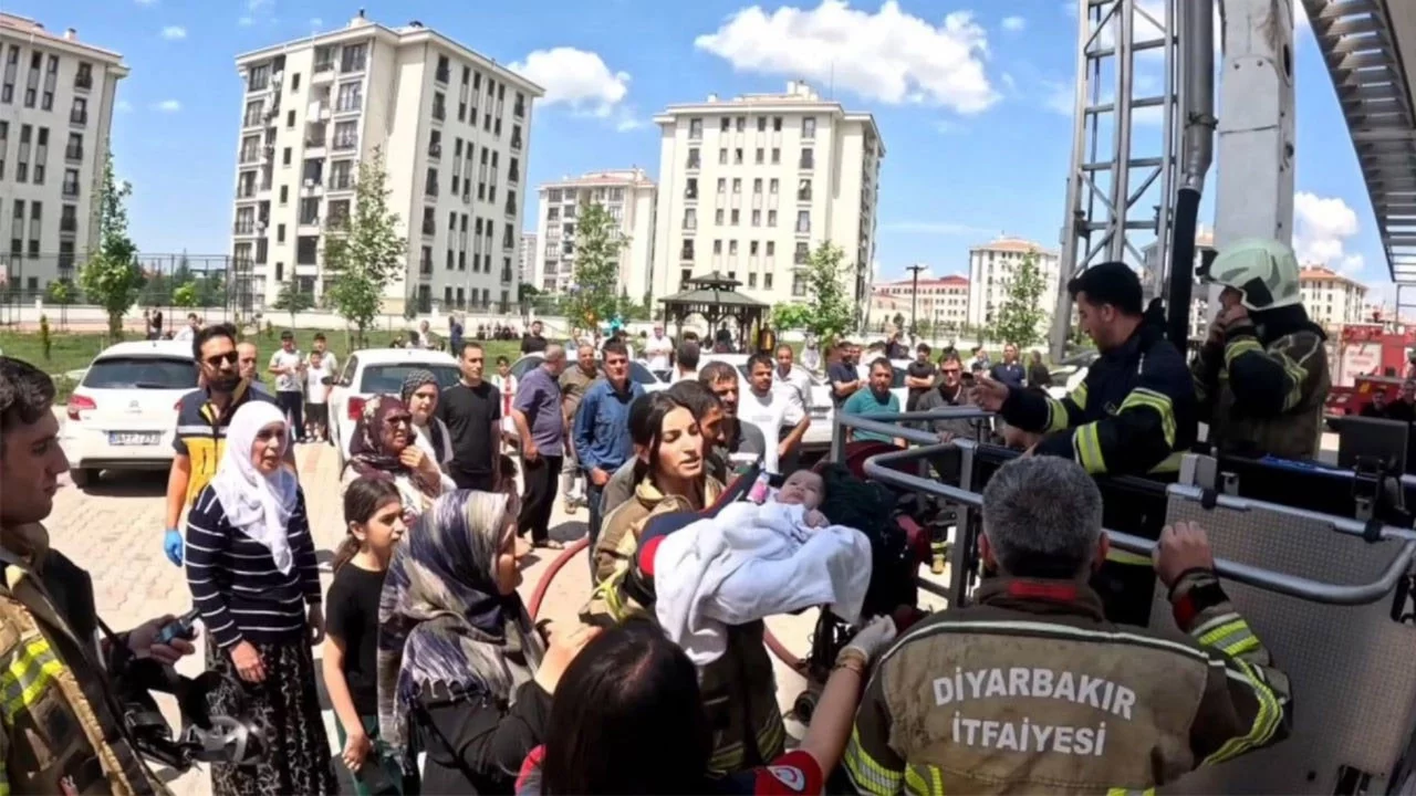 Diyarbakır'da bina yangını: 4 kişi hastaneye kaldırıldı