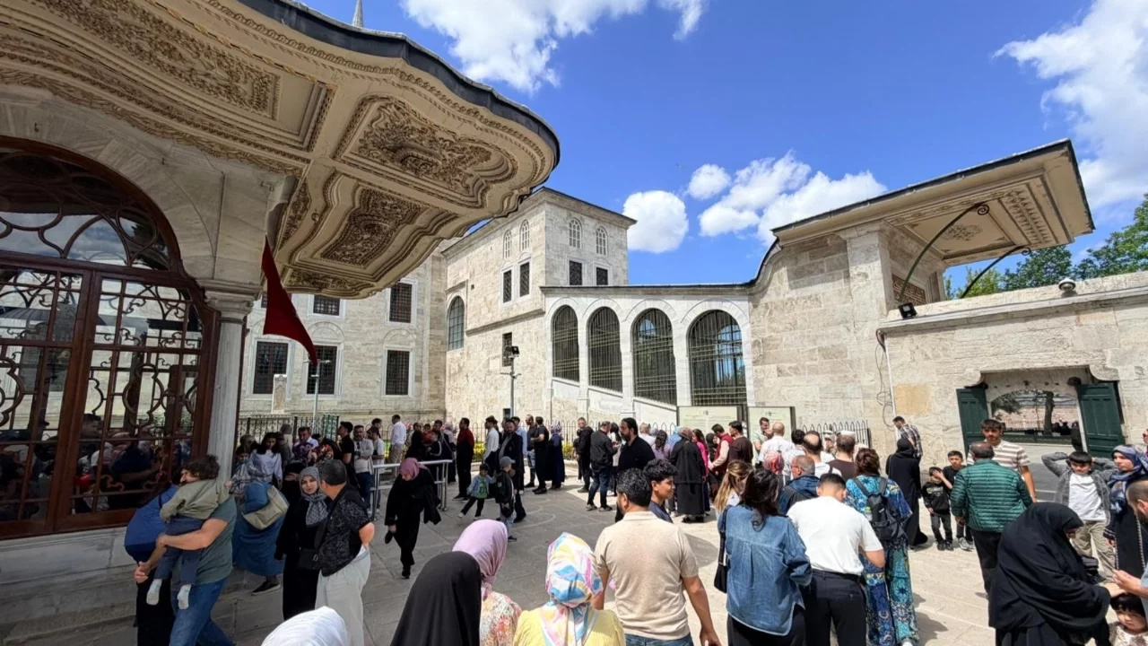 Fâtih Sultan Mehmed Han Türbesi'nde yoğunluk oluştu