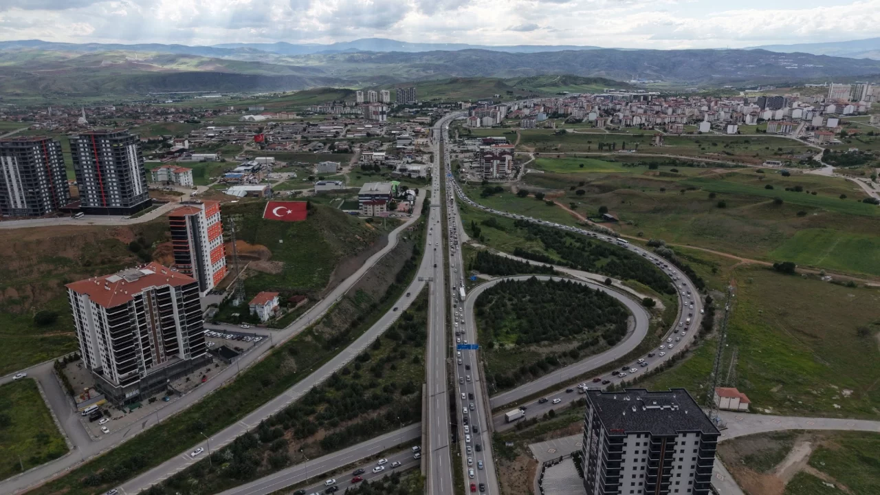 Tatilciler erken dönüşe geçti, 43 ilin bağlantı noktası kilitlendi