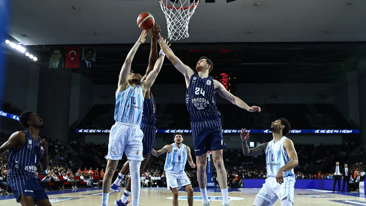 Anadolu Efes, Türk Telekom'u devirerek yarı finale yükseldi
