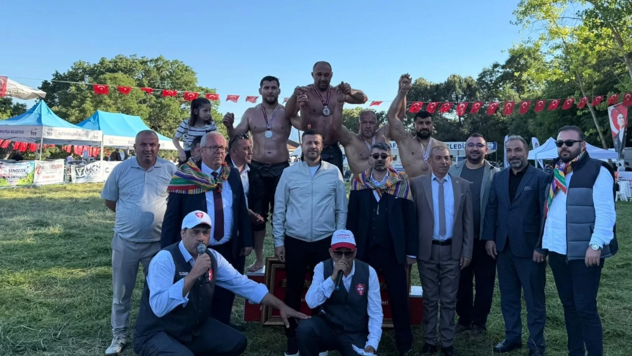Bursa'da düzenlenen Kabulbaba Güreşleri'nin finalinde Ali Gürbüz 1'inci oldu