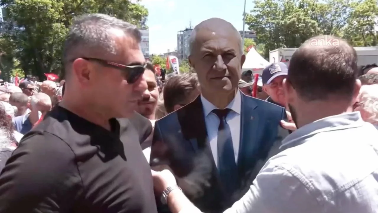 CHP Ankara İl Başkanlığı'nda bayramlaşma... Ayağı kırık olduğu için gelemeyen belediye başkanının...