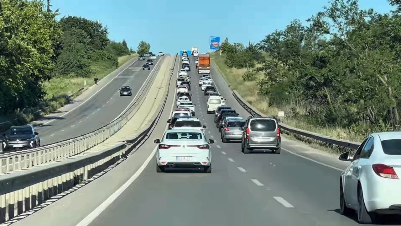Bayram dönüş yoğunluğu başladı, Bursa yolunda uzun kuyruklar oluştu
