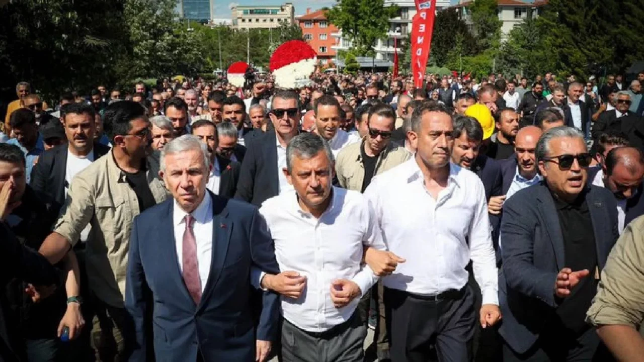 TGRT yorumcusundan Özel'in buluşmasına katılan Yavaş'a: 'Ona geçmiş olsun'