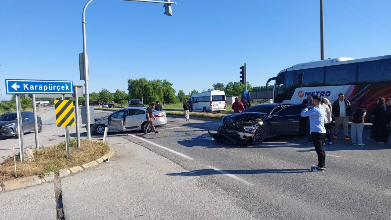 Sakarya'da 3 araçlı zincirleme kaza: 3'ü çocuk 5 yaralı