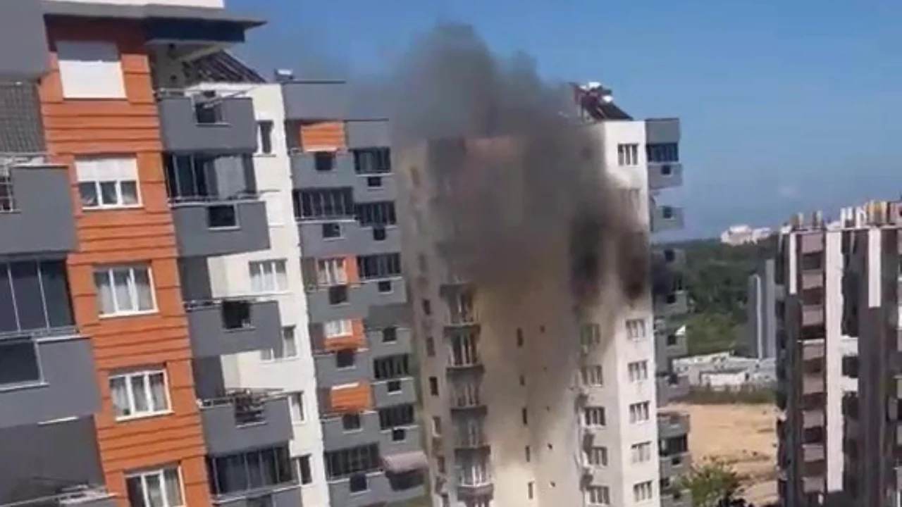 Antalya'da oyun oynarken yakılan mum daireyi küle çevirdi