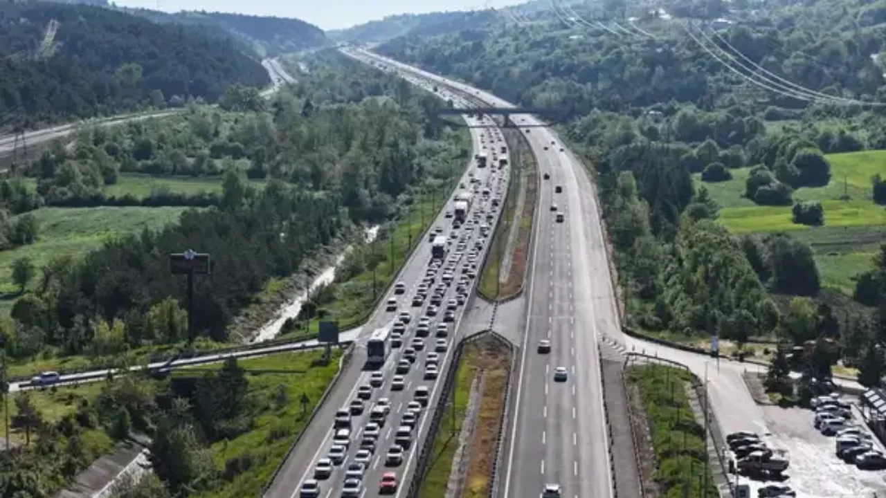 Tatil dönüşü çilesi başladı: Bolu geçişinde kilometrelerce araç kuyruğu!