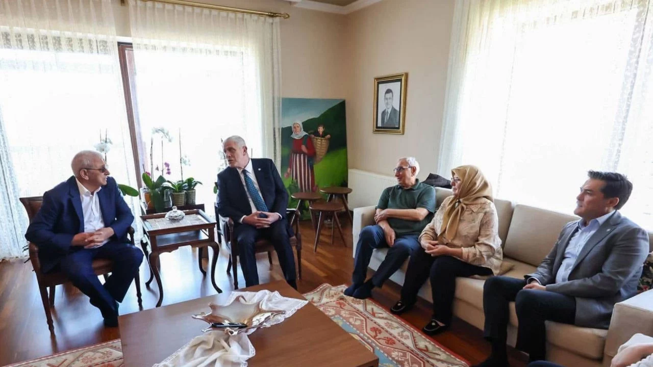 Müsavat Dervişoğlu'ndan Ekrem İmamoğlu'nun anne ve babasına bayram ziyareti